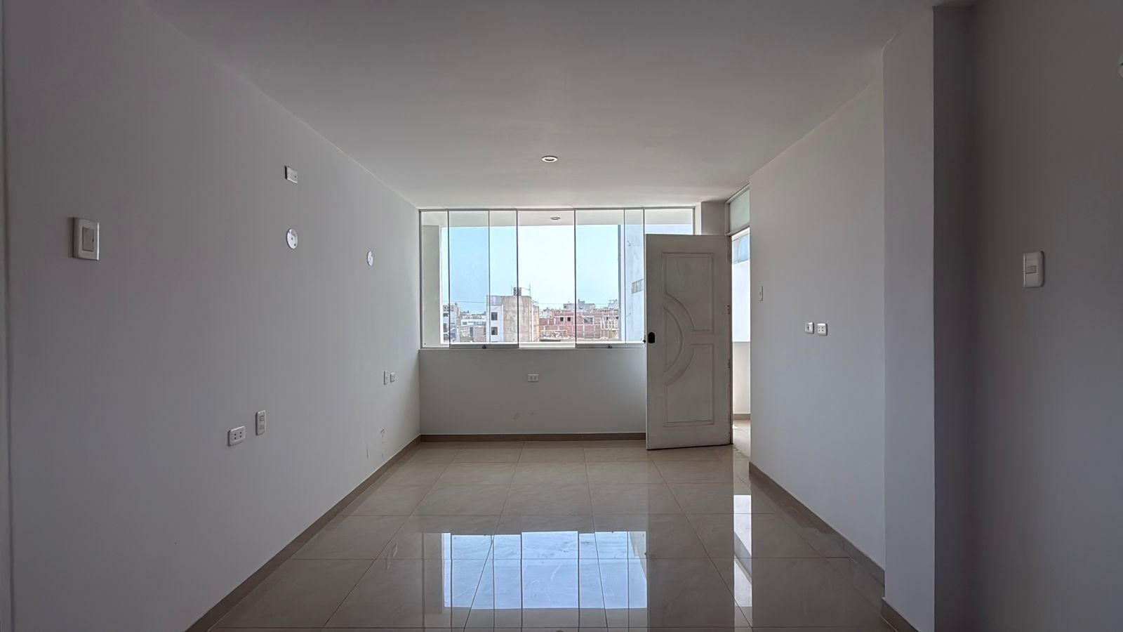 Edificio 4 pisos Alquiler Urb. Las Orquídeas