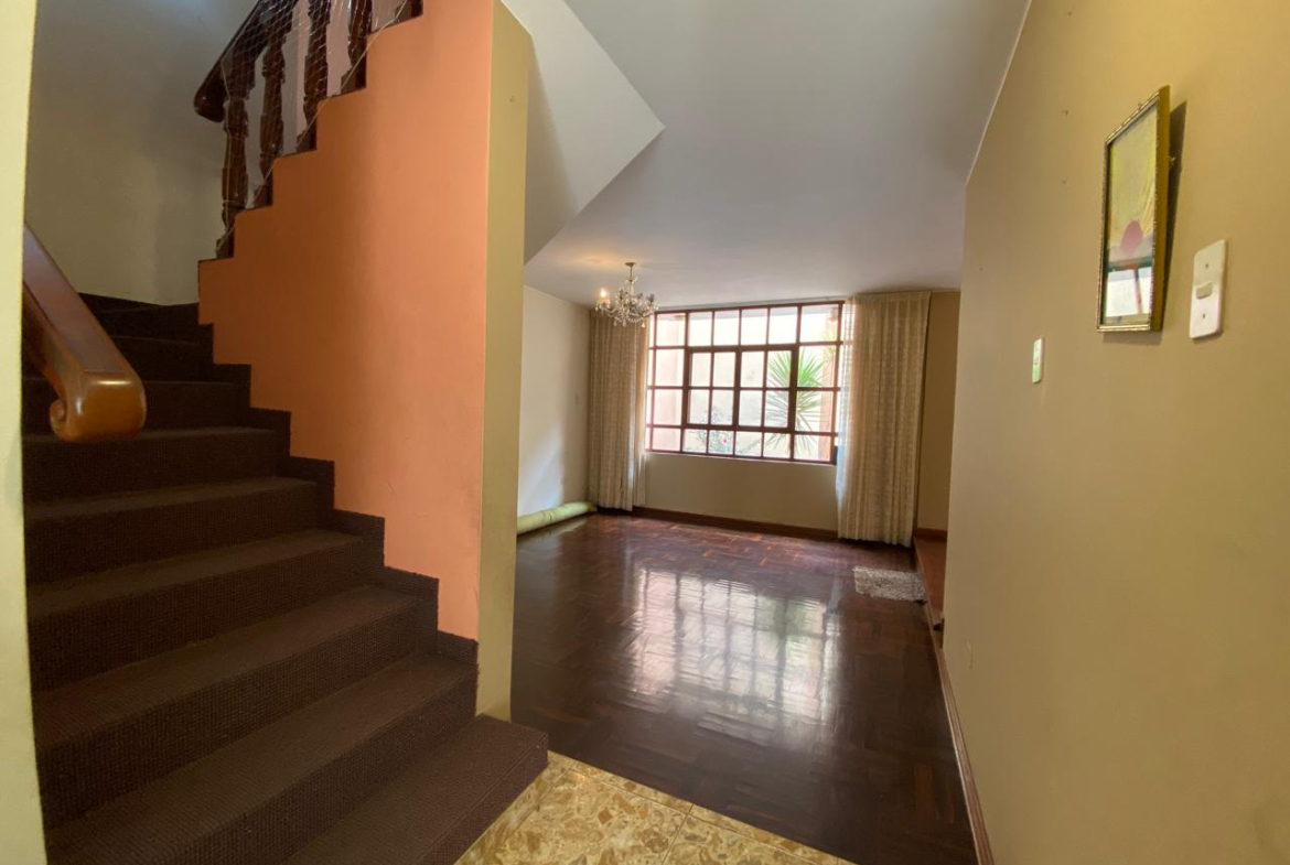 Casa Alquiler 3 Pisos Urb. Los Cedros