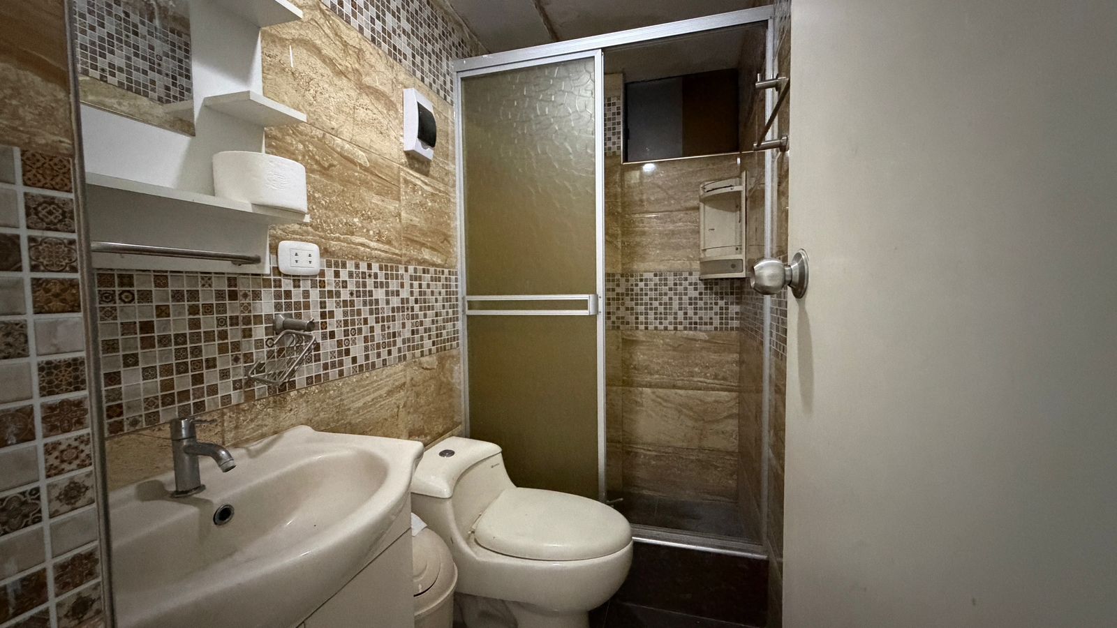 WhatsApp Image 2026-09-04 at 8.36.17 PM (4) CASA VENTA MONSERRATE 2 PISOS